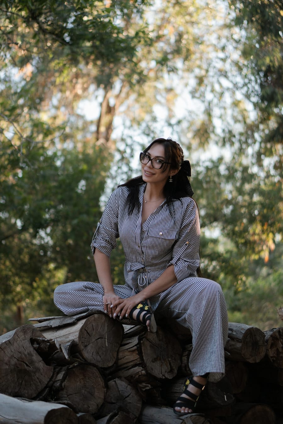 הלין דוביאנסקי יושבת בטבע בשעת בין הערביים